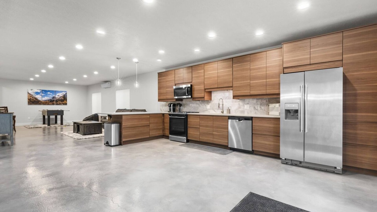 Draper House | Work remotely. Blazing fast WiFi, stocked kitchen, laundry. Great location.