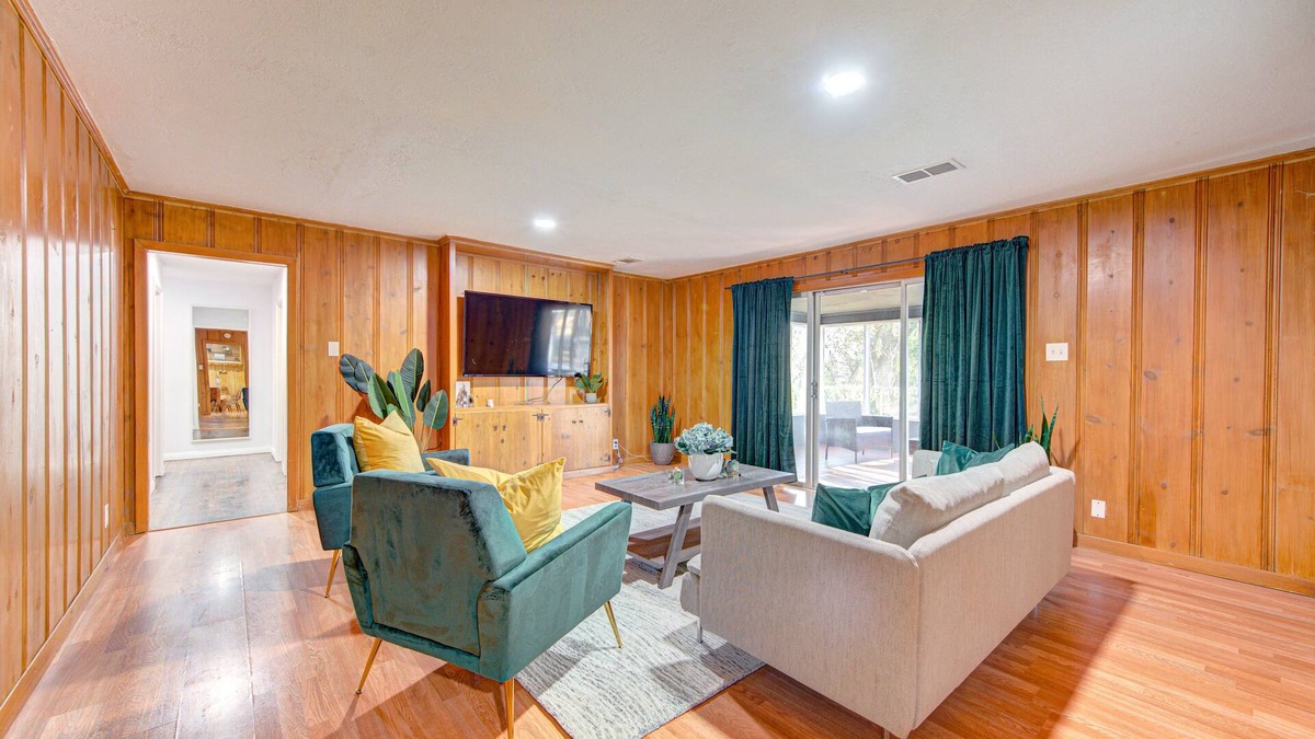 Beaumont House | Workers Haven - Pet Friendly- Patio - Fiber Wi-Fi - King Bed
