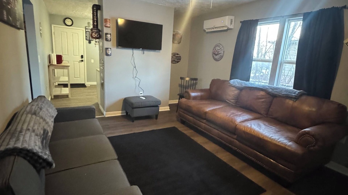 Ashland House | Workers Paradise. Uniquely decorated. Sleeps 8. Internet and tvs in every room.