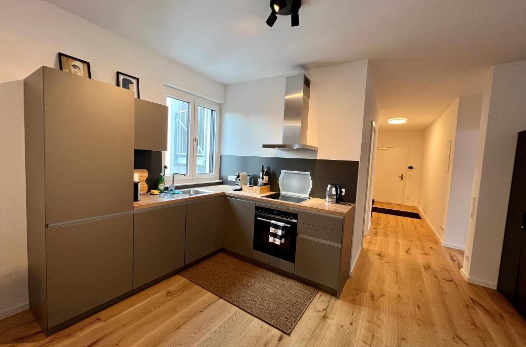 Kaiserlei Apartment | Workplace Apt/27inch Screen for 2 or 4/Kitchen