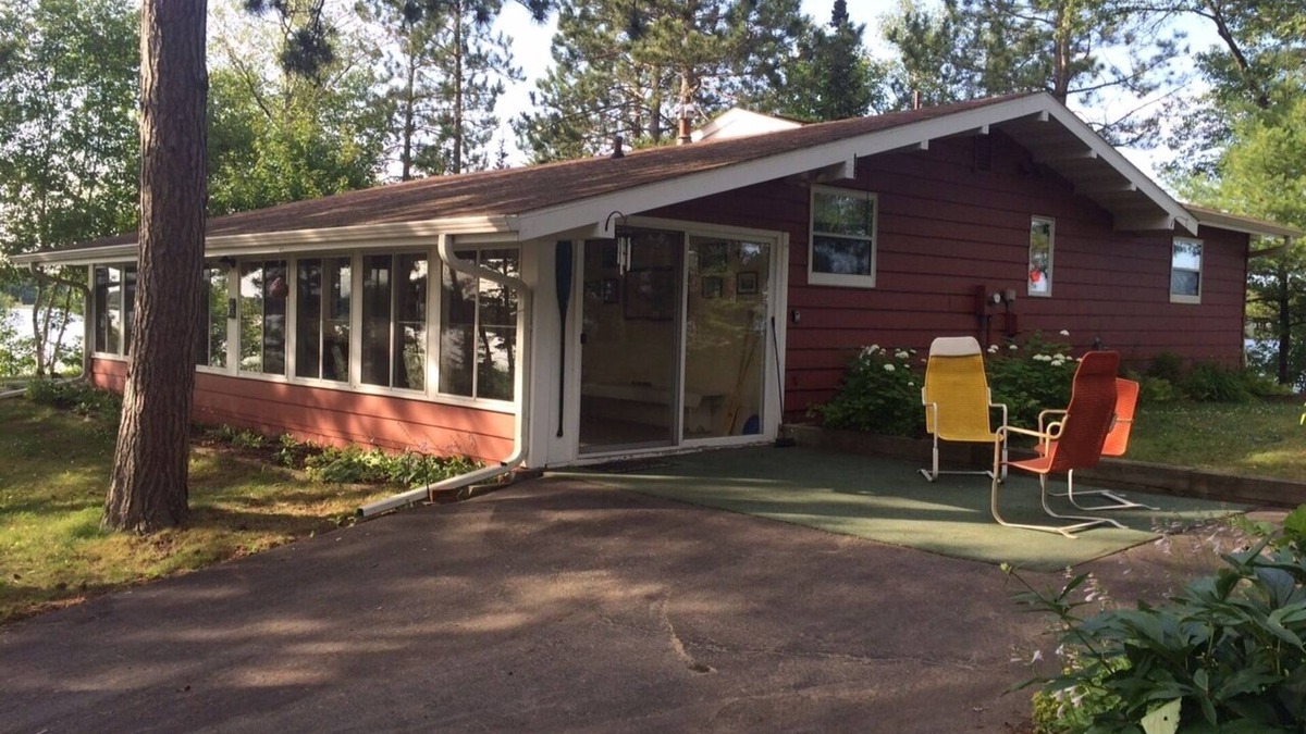 Tomahawk Cottage | World class setting, Cottage on Peninsula surrounded by Lake Nokomis
