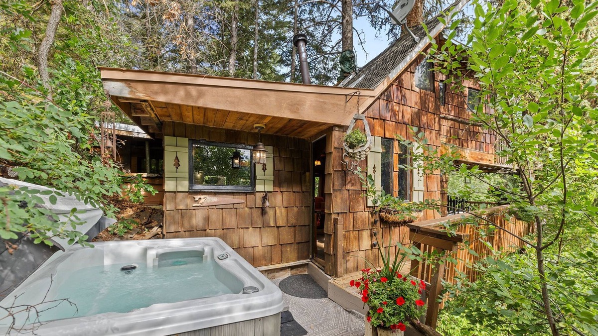Missouri Heights Cabin | World Famous Rocky Mountain Treehouse | Hot Tub