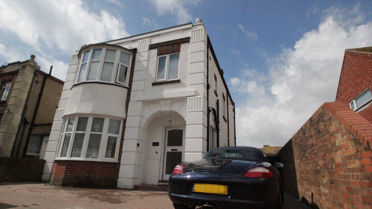 Worthing House | Worthing Beachside detached spacious holiday home