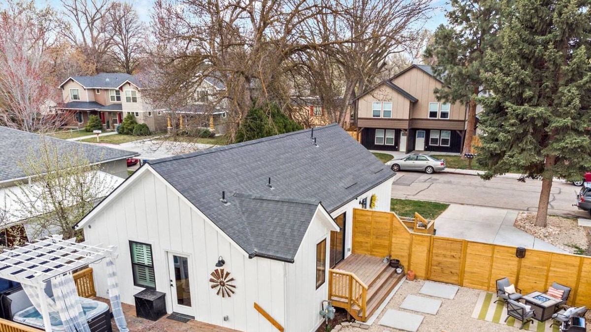 Depot Bench House | WOW! QUALITY ECLECTIC LUX HOME w/ Hot Tub, Gourmet Kitchen, + DOG Friendly! 5 min to BSU!