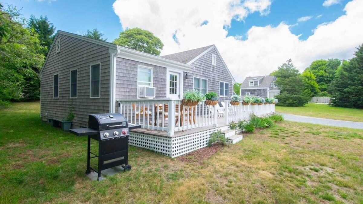 South Chatham House | Wrap-Around Porch Mins. to Beach!