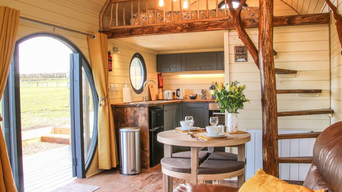 Much Wenlock Cottage | WREKIN LODGE, romantic, with hot tub in Much Wenlock