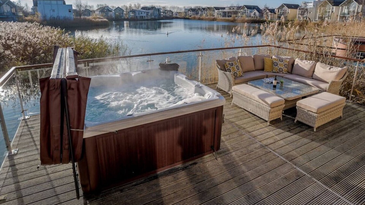 Cirencester House | Wren Lodge - HM11 - HOT TUB -Lakeside Spa Property