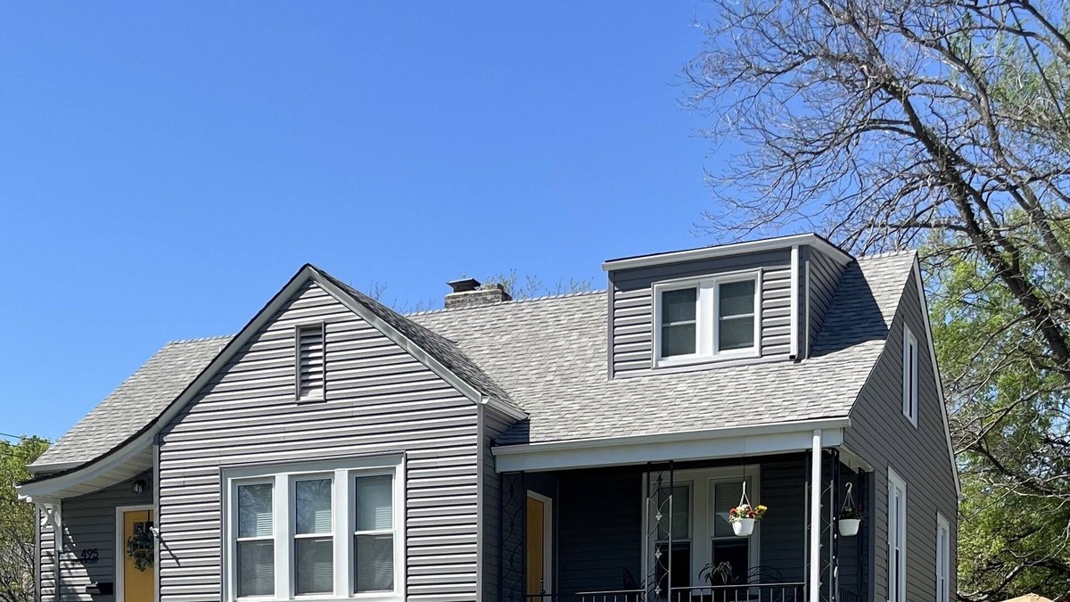 Lake Forest Estates House | Wren’s Hideaway Sleeps 8 Historic downtown neighborhood Charming & Relaxing