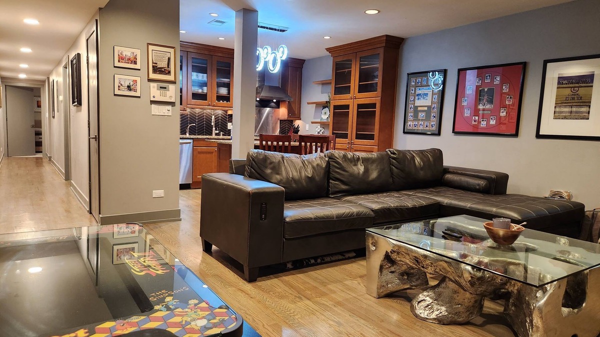 Wrigleyville Condo | Wrigley 2 bedroom 2 bath with free parking & yard!