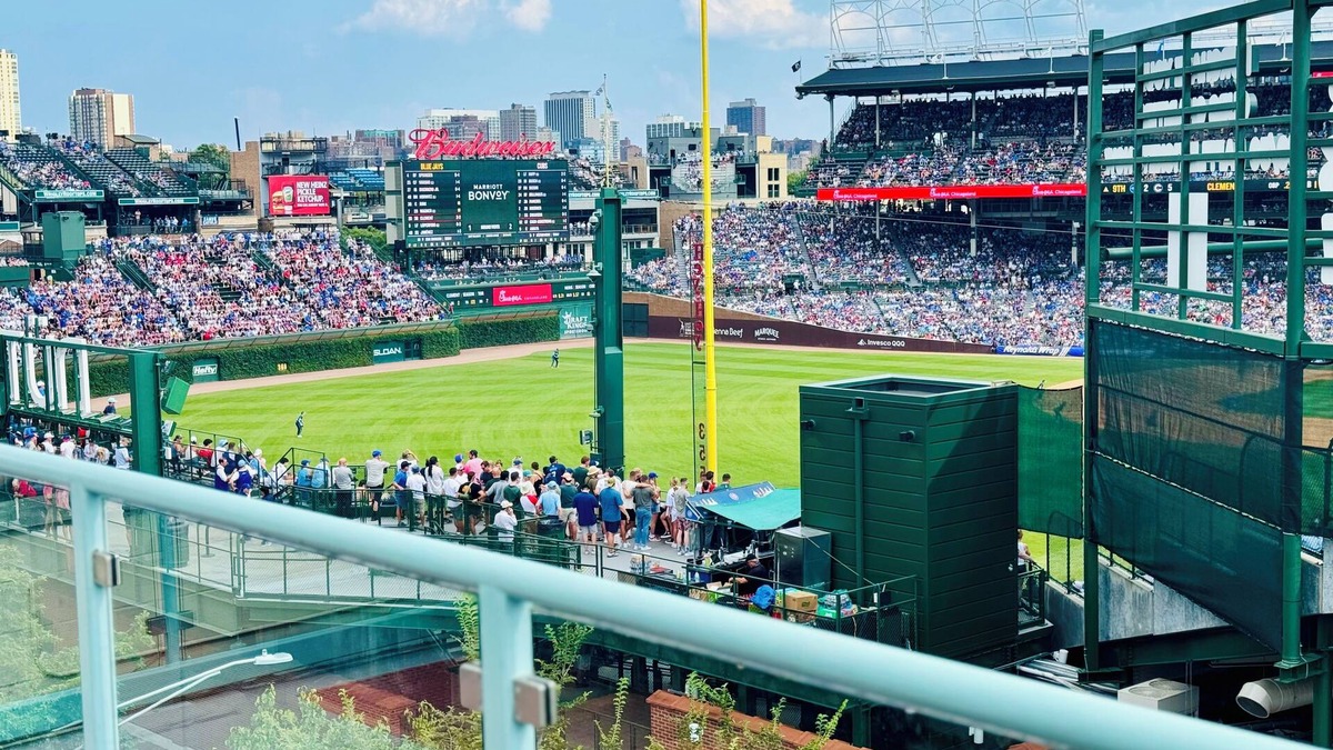 Wrigleyville Apartment | Wrigley Field Views & Cubs Vibes – Stay Across the Street!