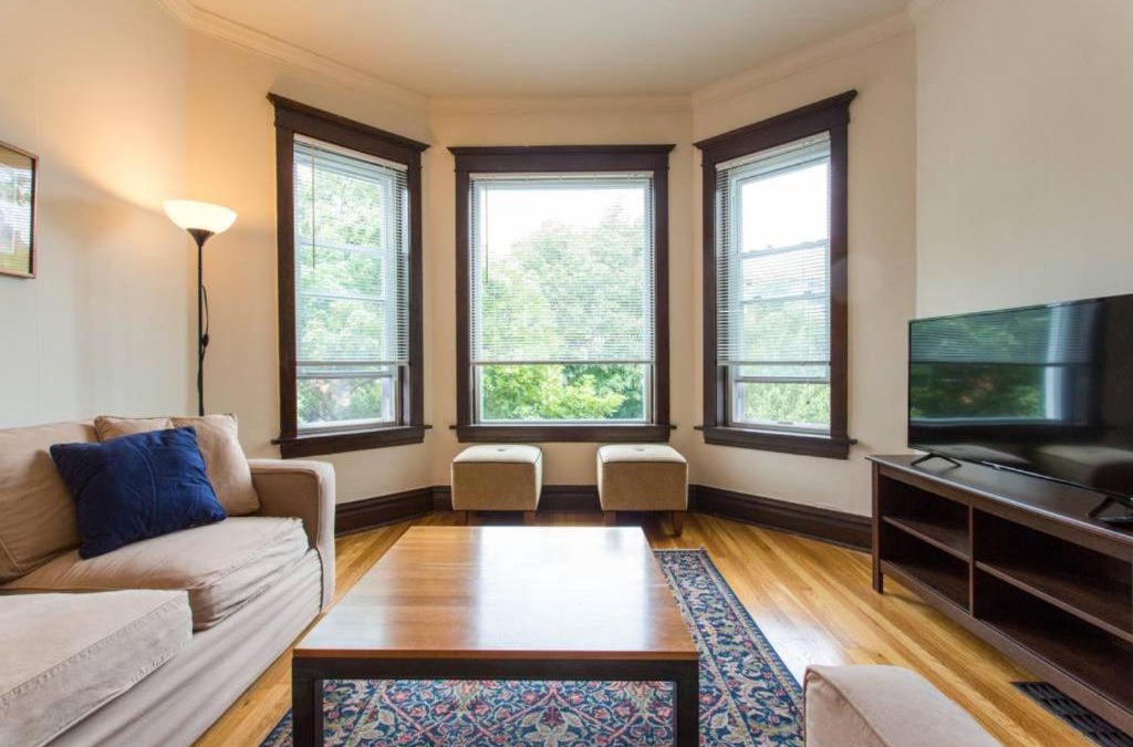 Lakeview Apartment | Wrigley Oasis! Steps from the Field! - 3BD 1BA