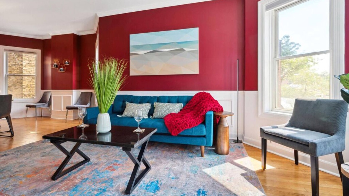 Wrigleyville Apartment | Wrigleyville 2BR w/Parking, Firepit & Workspace for Remote Work