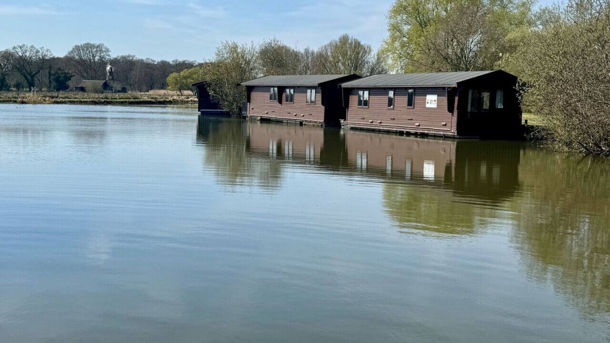 Smallburgh Boat Rental | Wroxham Broads Lodge Houseboat