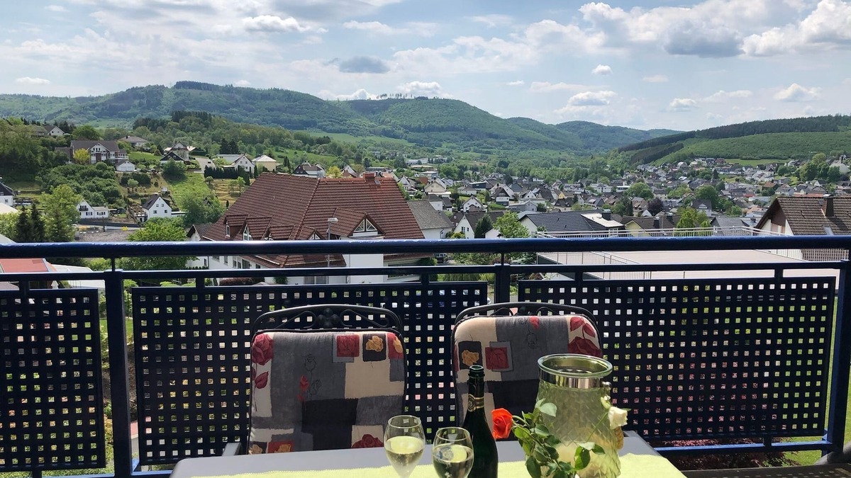 Eibelshausen Apartment | Wunderschöne, Ruhige Wohnung am Waldrand, Großzügigem Balkon und Panoramablick