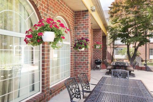 East Paris Hotel | Wyndham Garden Grand Rapids Airport