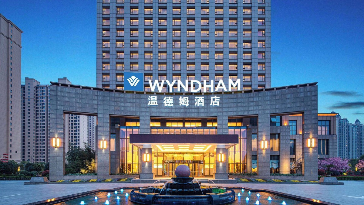 Pingqiao District Hotel | Wyndham Xinyang Downtown
