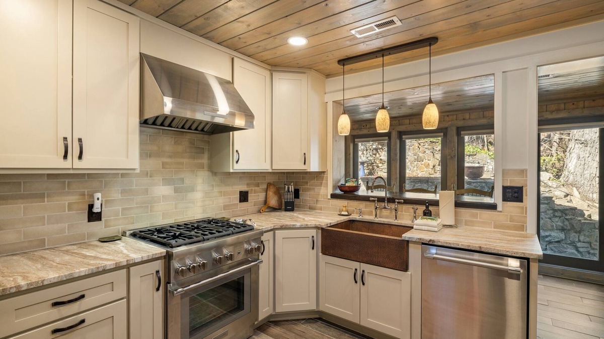 Weaverville Cabin | Wyndmere Lodge by Carolina Mornings | Historic Cabin w/Hot Tub