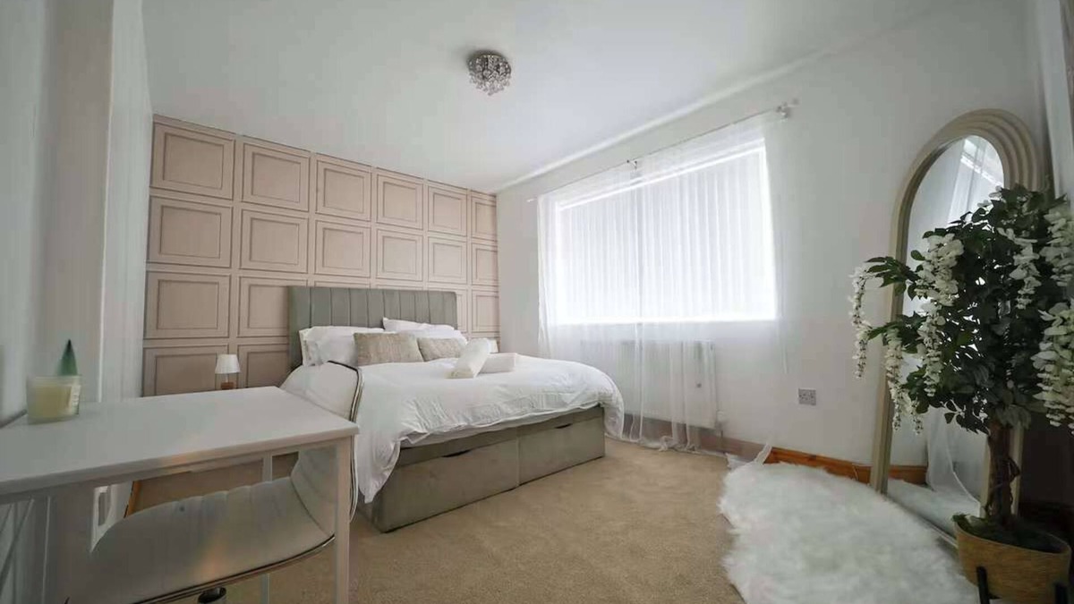 Broadheath House | Wythenshawe Greenbrow Retreat