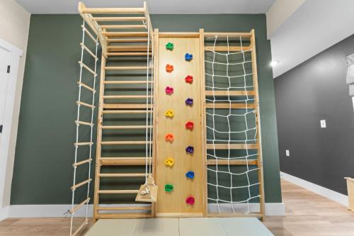 Indian Point House | Xbox Hot Tub Gameroom 1 mi Silver Dollar City community indoor pool