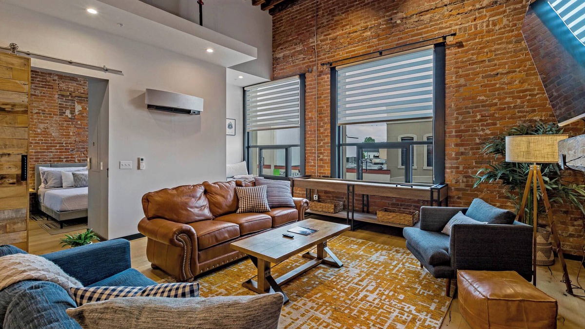 Effingham Apartment | XCHNG Unit A. Luxury Suite., XCHNG. Industrial Executive Loft w/King Bed