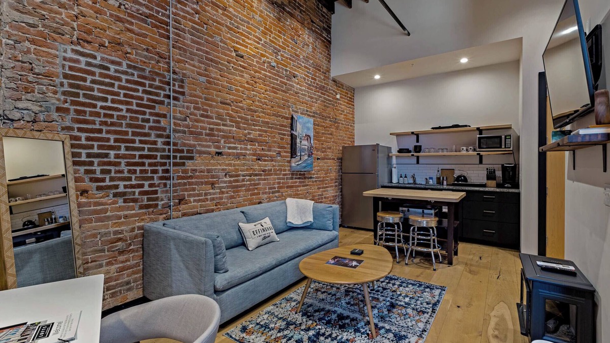 Effingham Apartment | XCHNG Unit D. Studio Apartment in Heart of Downtown, XCHNG Studio