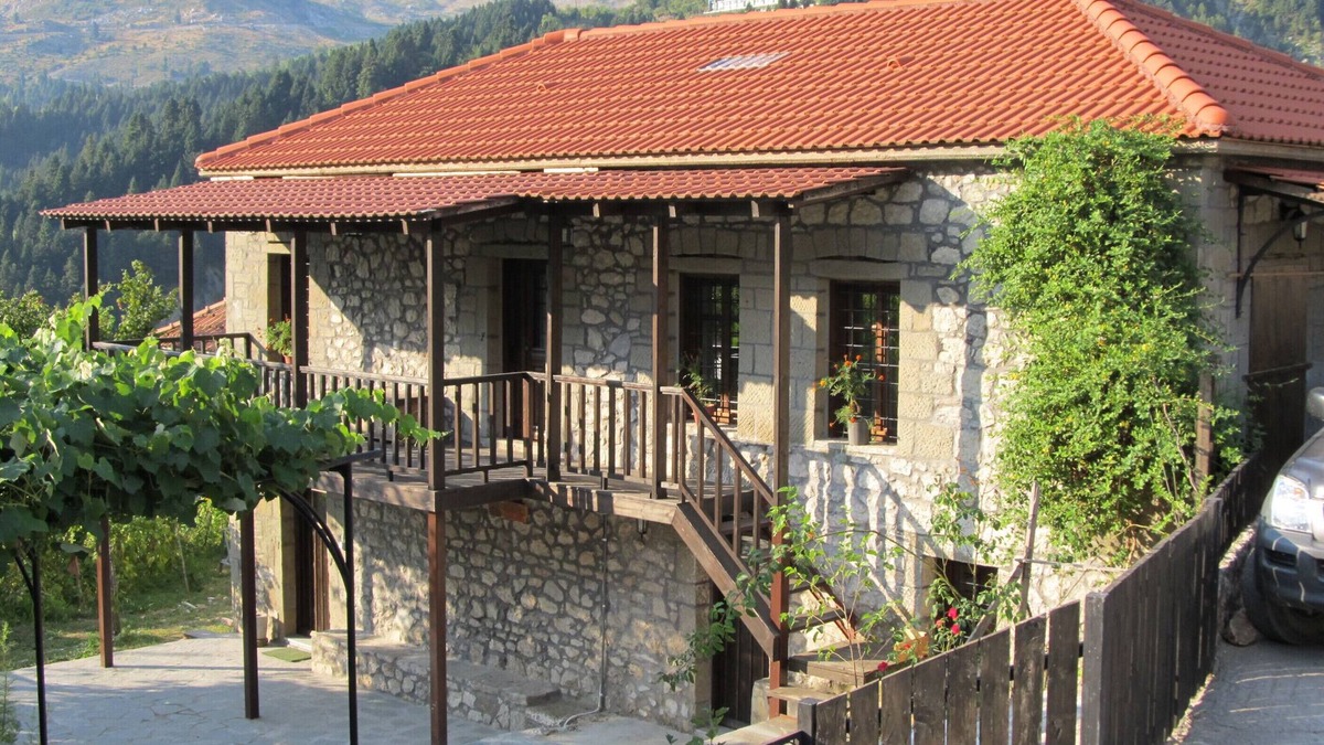 Theodoriana House | Xenonas Ventista 1 bed, a renovated old house in an imposing mountain landscape