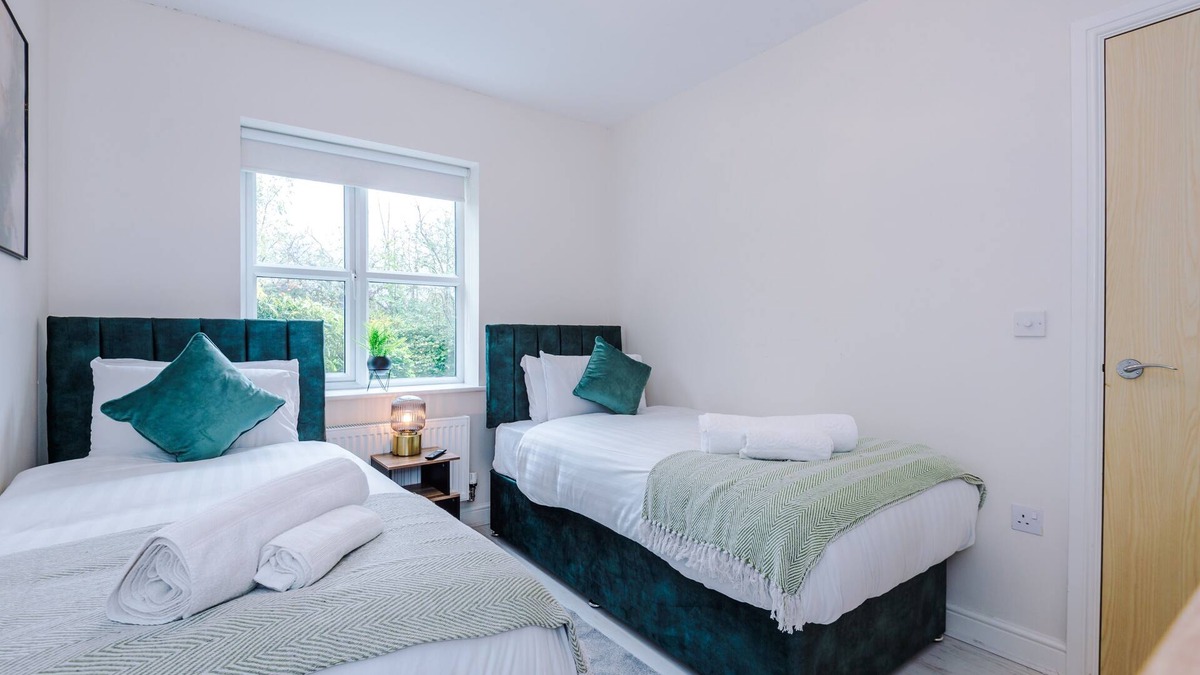 Wythenshawe House | XL 3 Bed house | Free Parking | Sleeps 8