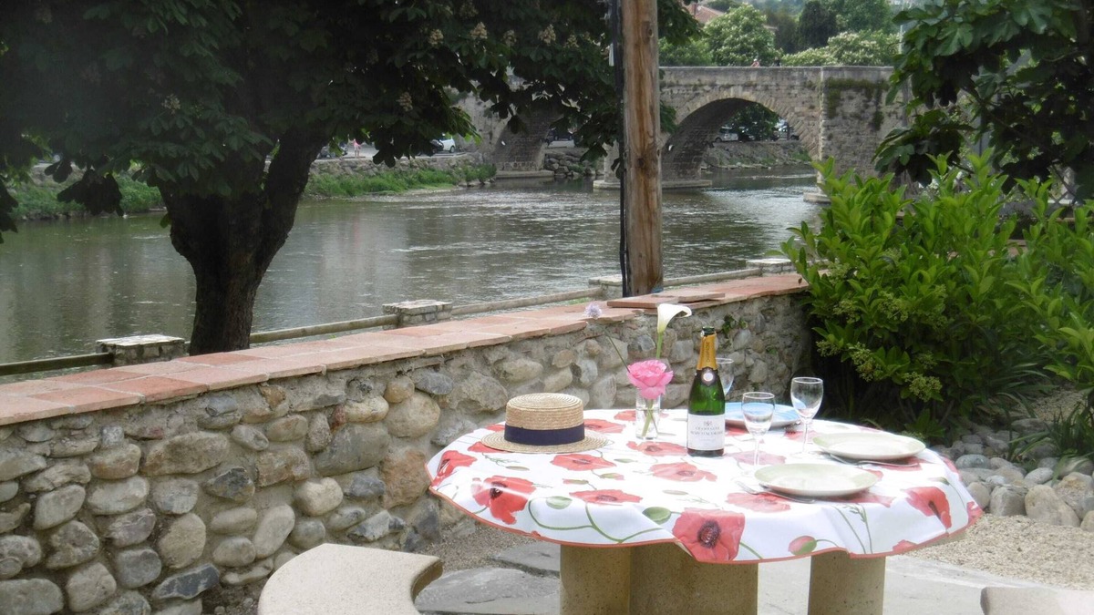 Limoux Apartment | XL GARDEN APARTMENT, SLEEPS 9 IN 4 AC BEDROOMS 1K, 2Q, 2S, FRESH and SPACIOUS