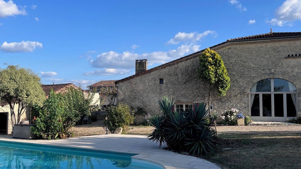 Saint-Antoine-du-Queyret House | XXL country house