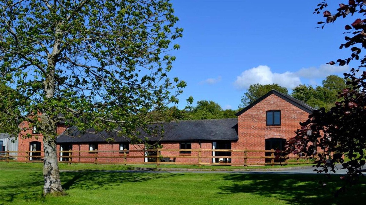 Caersws House | Y Beudy - Two Bedroom House, Sleeps 4
