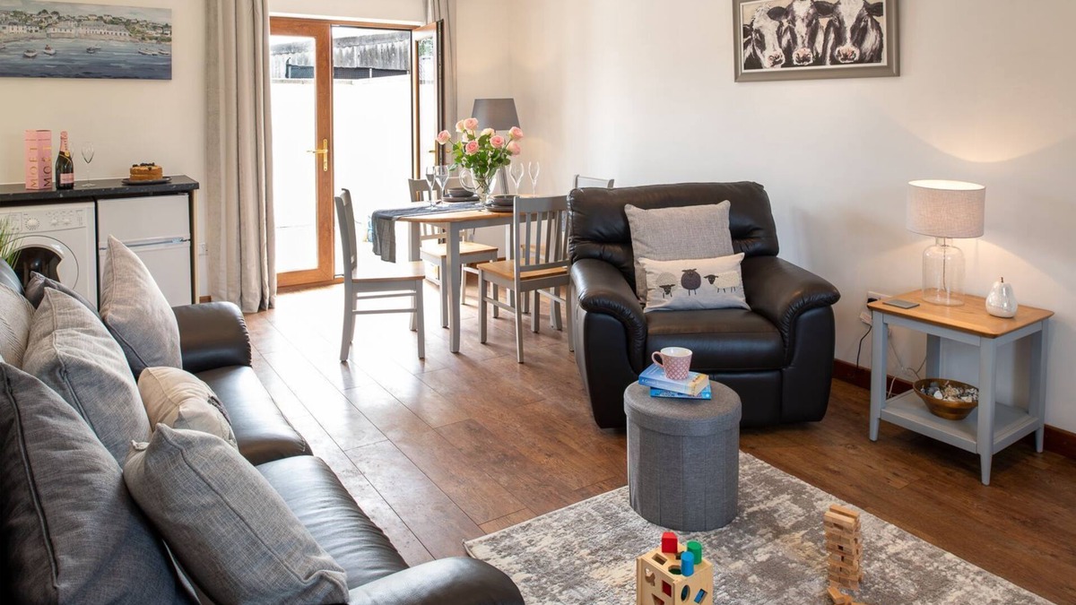 Llanfaelog House | Y Bwthyn: 2 bedroom pet-friendly cottage in Glan Gors, Anglesey