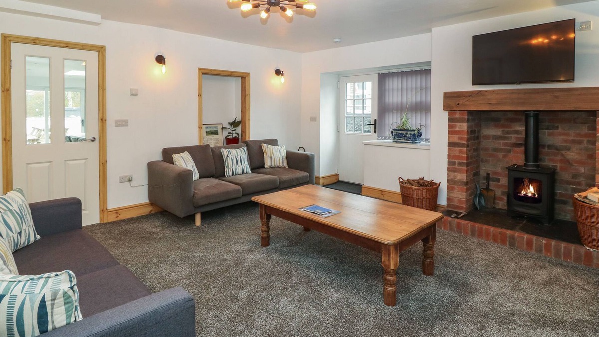 Cwmtirmynach House | Y CIGYDD, pet friendly, character holiday cottage in Cerrigydrudion