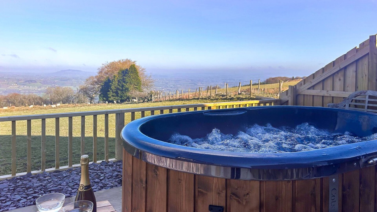 Llanvair Kilgeddin House | Y Golwg - One Bedroom House, Sleeps 2