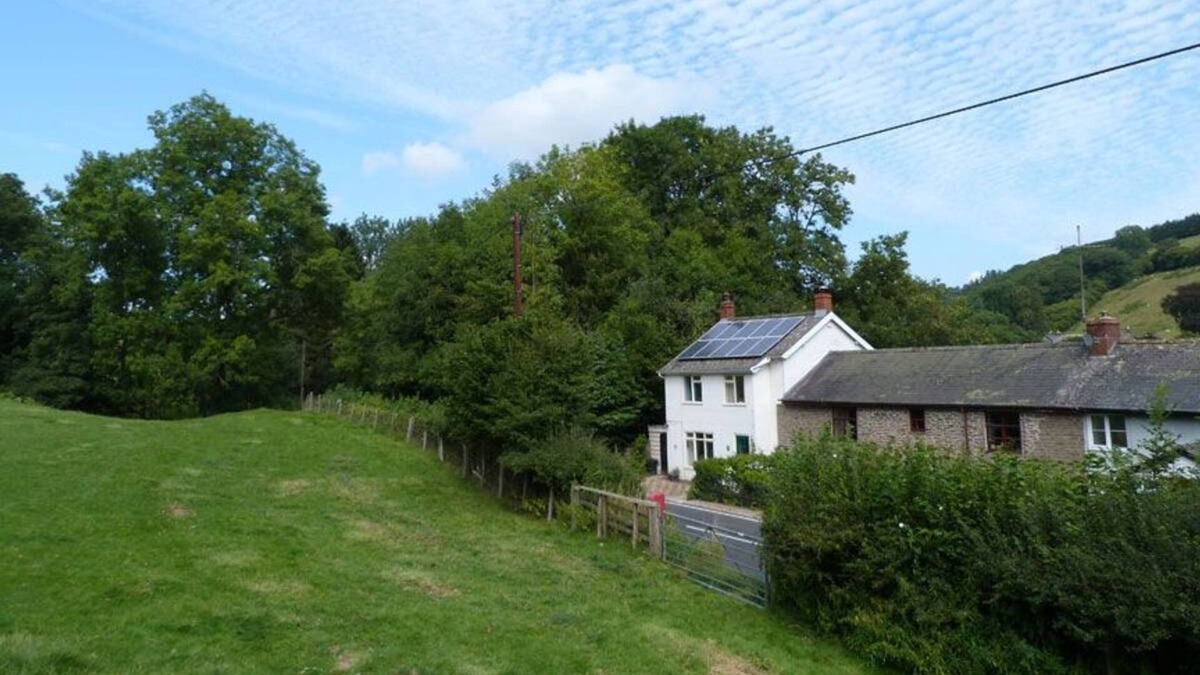 Newcastle-on-Clun House | Y Rhosyn in the beautiful Knighton