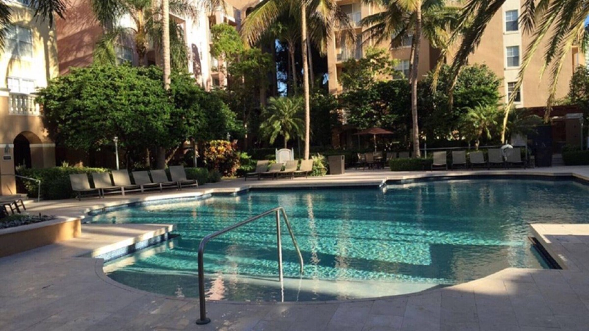 Aventura Apartment | Yacht Club Apartment at Aventura ~ Beautifully updated ground floor poolside