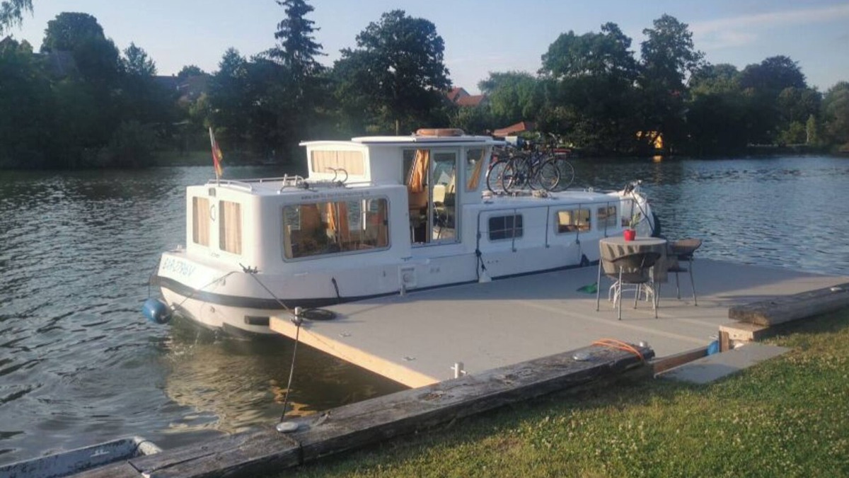 Hohenlychen Boat Rental | Yachtcharter in Mecklenburgische Seenplatte· Locaboat Pénichette 935 W
