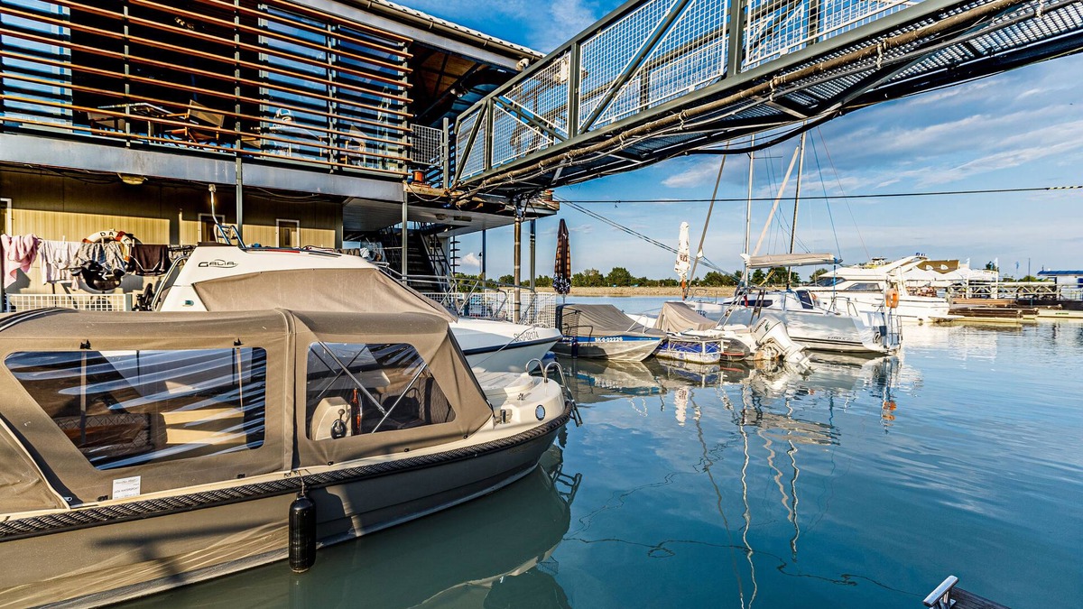 Cunovo Hotel | YACHTER CLUB Modrá Čajka