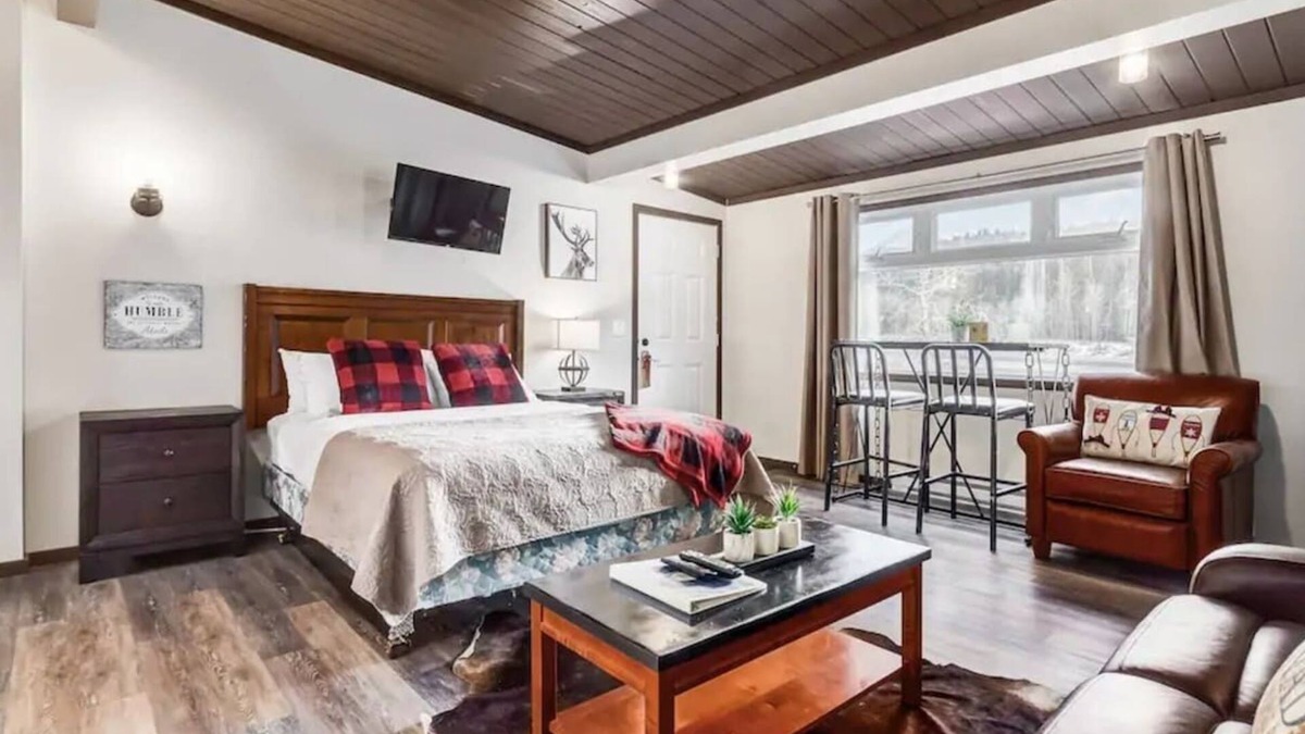 Dead Man's Flats Hotel | Yam 25 - Upper Family Suite