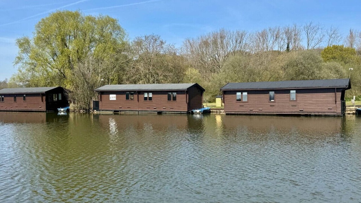 Smallburgh Boat Rental | Yare River Lodge Houseboat