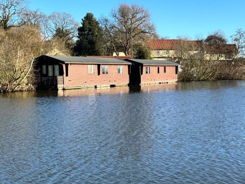 Smallburgh Boat Rental | Yare River Lodge Houseboat