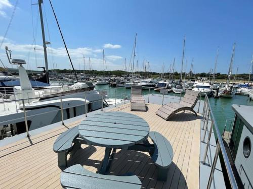Yarmouth Apartment | Yarmouth Waterlodge Floating Apartments 2