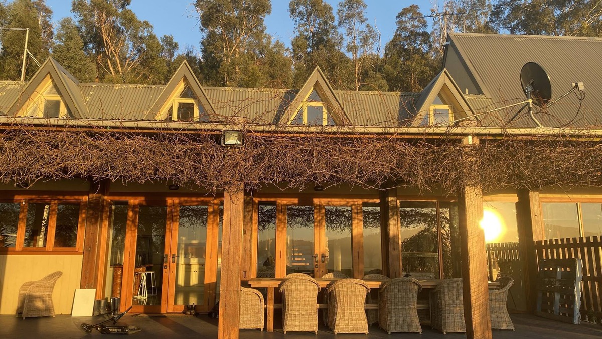 Yarra Glen House | Yarra Valley Holiday House - Stay amongst the vineyards - Sleeps 12 Guests