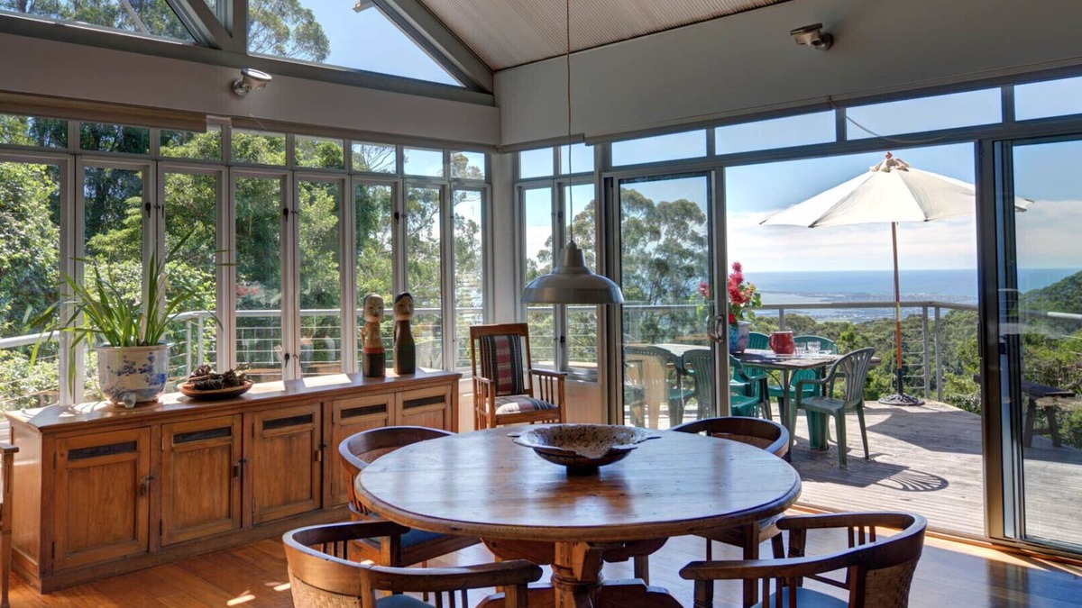 Robertson House | Yarrawa Hill - Art Lovers Retreat with Bush & Ocean Views