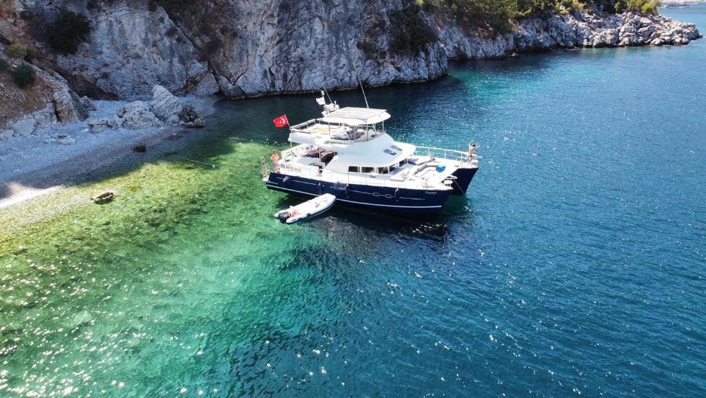 Marmaris City Center Boat Rental | YATTATİL CATAMARAN