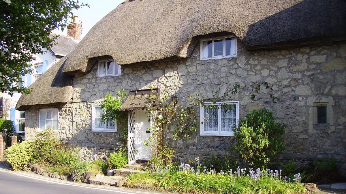 Niton Cottage | Ye Olde Cottage - a cottage that sleeps 6 guests in 3 bedrooms