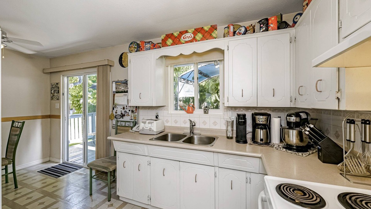 Cloverdale House | Year End Sale - Stylish Room in Metro Vancouver