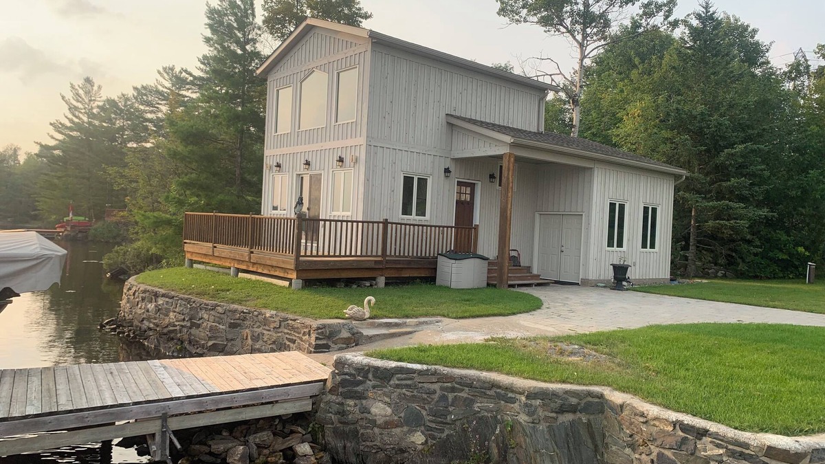 Rainy River District House | Year Round Lakefront