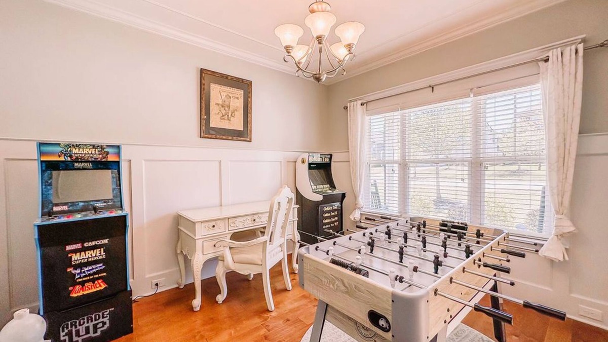 Evans House | Year Round Rental! Awesome Entertainment, 4 Bedroom-2 King 2 Queen, Pet Friendly