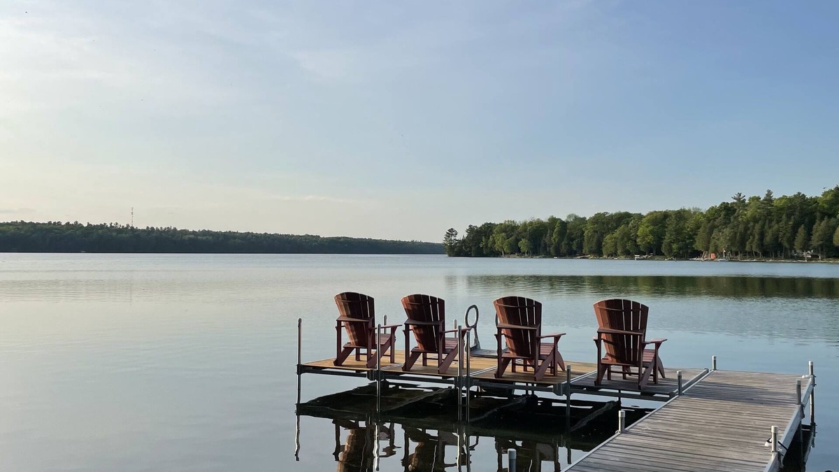 Trent Lakes Cottage | Yellow Cottage Sandy Lake Buckhorn. Beautiful turquoise water, water equipment.