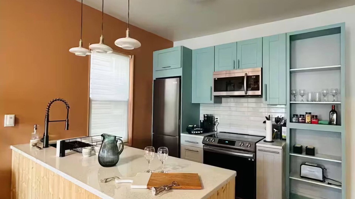 McGinley Square Apartment | Yellow Door House- 25mins from NYC !